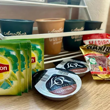 Mickey's Enchanted Studio, Central, Wi-fi Apartment *